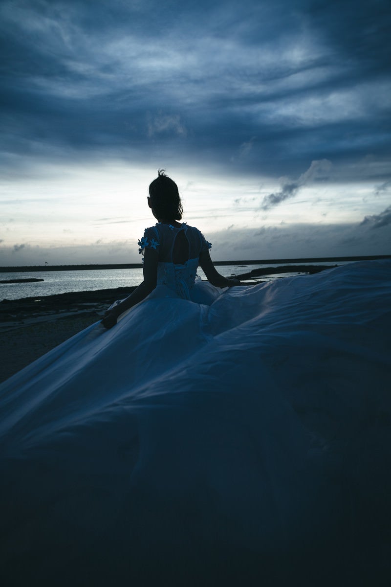 「浜辺でウェディングドレスを着た女性」の写真［モデル：モデルリリース］