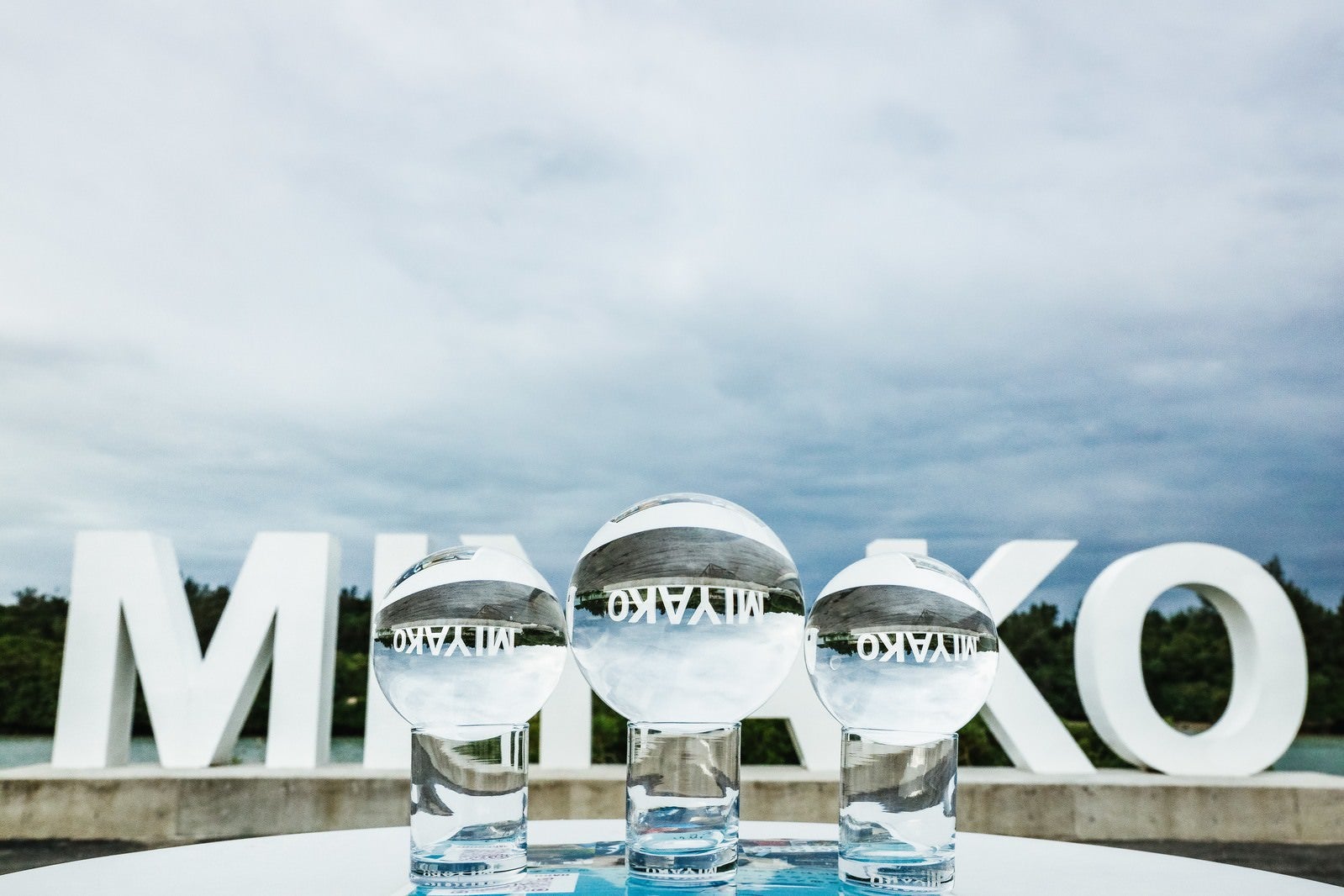 「宮古島の記念碑前に並ぶ水晶玉」の写真