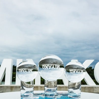 宮古島の記念碑前に並ぶ水晶玉の写真