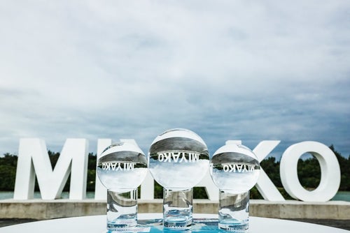 宮古島の記念碑前に並ぶ水晶玉の写真