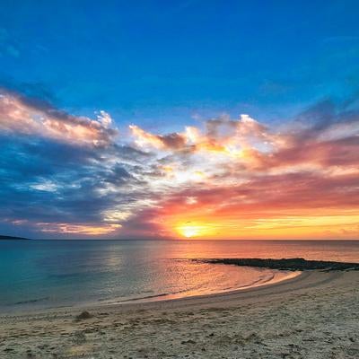 美しい海と宮古島の夜明けの写真