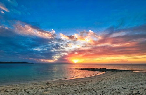 美しい海と宮古島の夜明けの写真