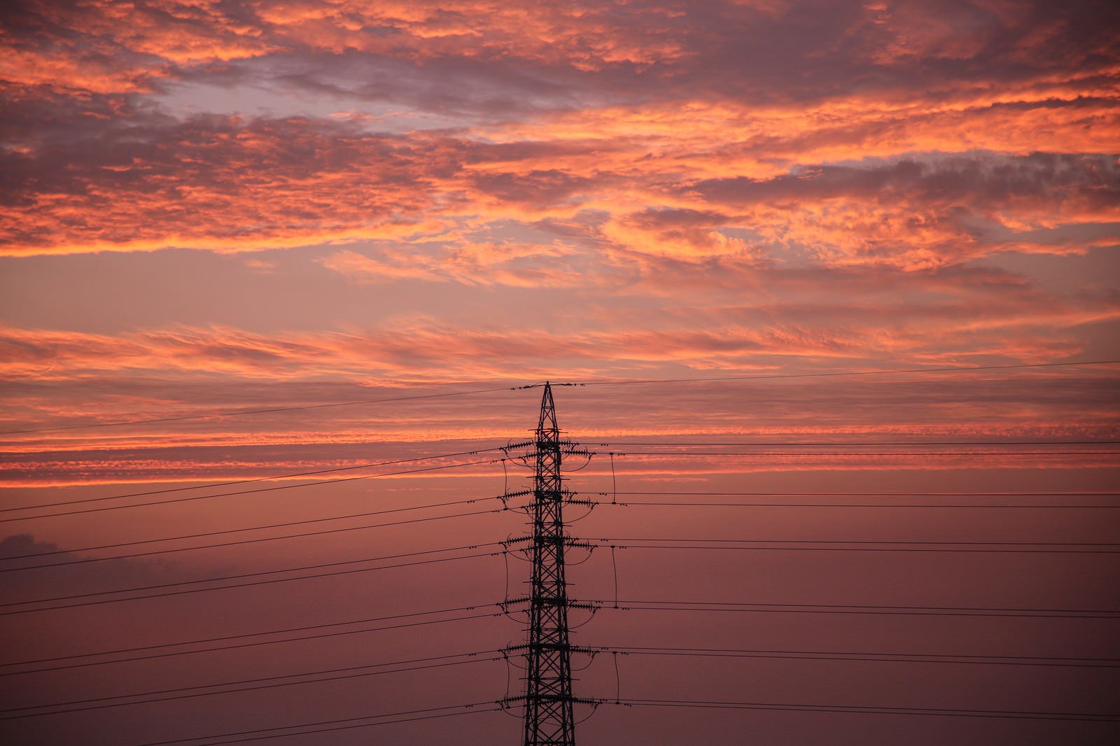 「夕焼雲と鉄塔」の写真