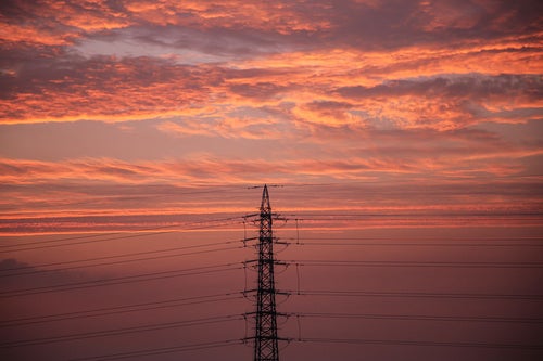 夕焼雲と鉄塔の写真