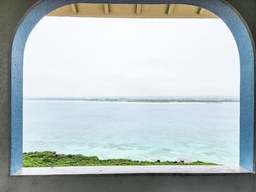 窓から見る宮古島の海の写真