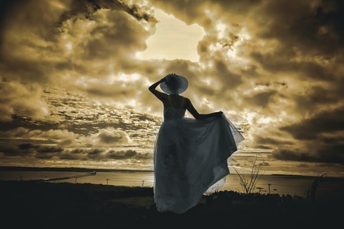 不気味な空模様とウェディングドレスの女性の写真