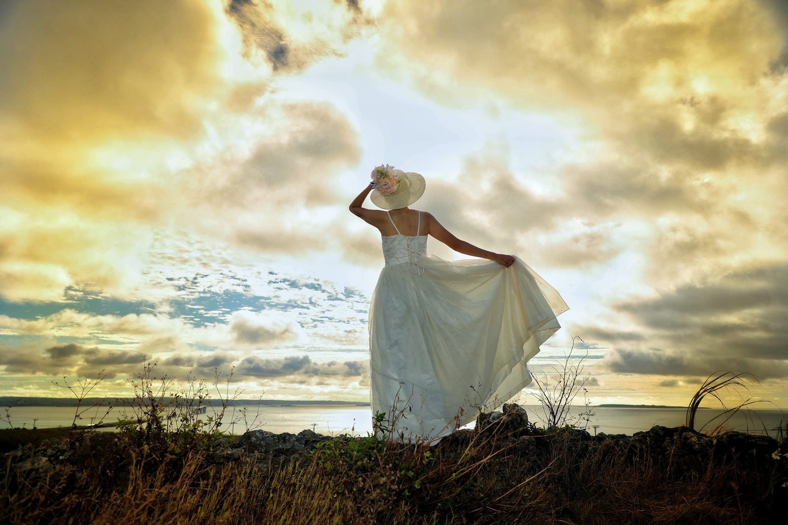 「海に向かう白いドレスの女性」の写真［モデル：モデルリリース］
