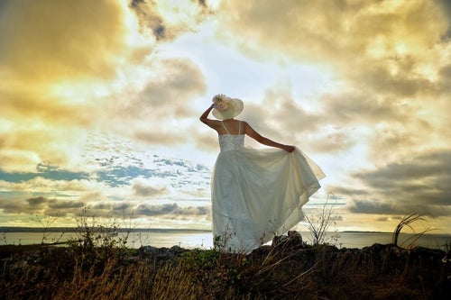 海に向かう白いドレスの女性の写真