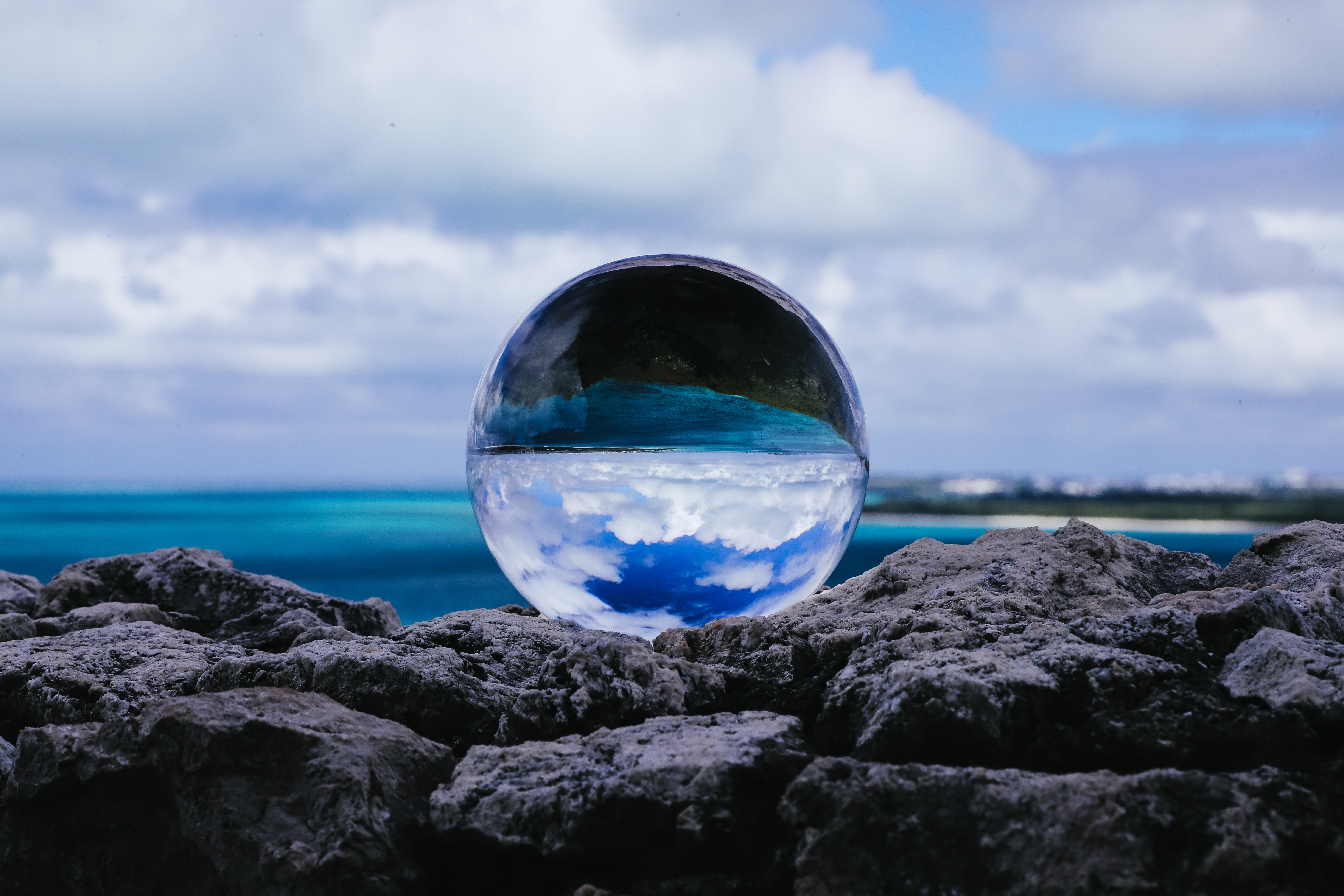 海岸に置かれた水晶玉の無料写真素材 - ID.77098｜ぱくたそ