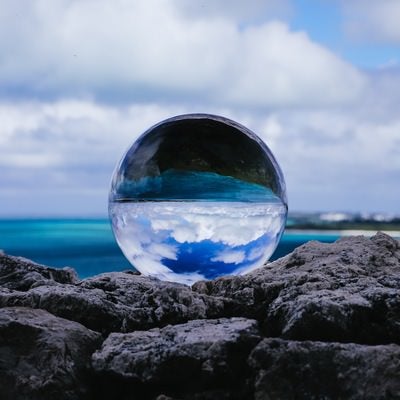 海岸に置かれた水晶玉の写真