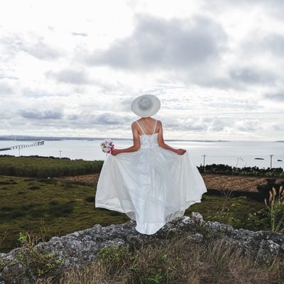 海を見下ろすウェディングドレスの女性の写真