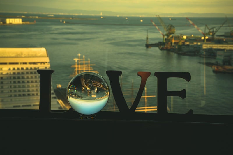 LOVEのガラス玉から望む埠頭の写真
