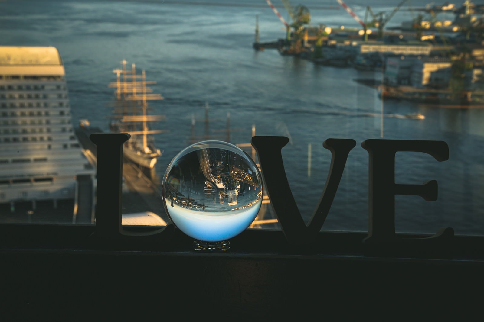 「ガラス玉に包まれた「LOVE」の文字と水晶玉」の写真