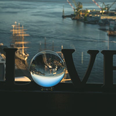 ガラス玉に包まれた「LOVE」の文字と水晶玉の写真