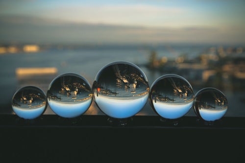 窓辺に並べた水晶玉の写真