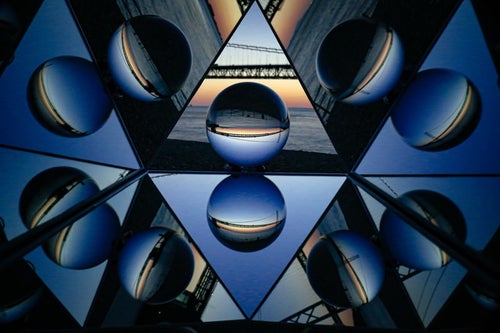 ガラス玉と反射鏡（万華鏡）の写真