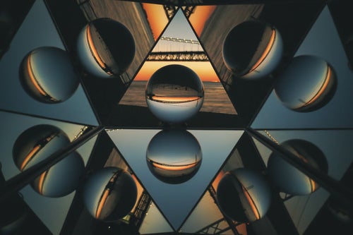 ガラス玉と反射鏡に包み込んだサンセット（万華鏡）の写真