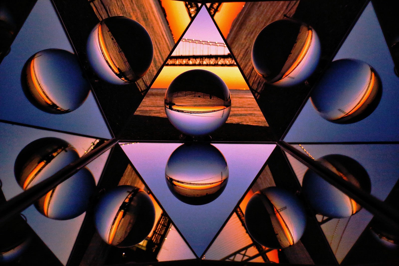 「夕焼けを映した反射鏡とガラス玉の万華鏡」の写真