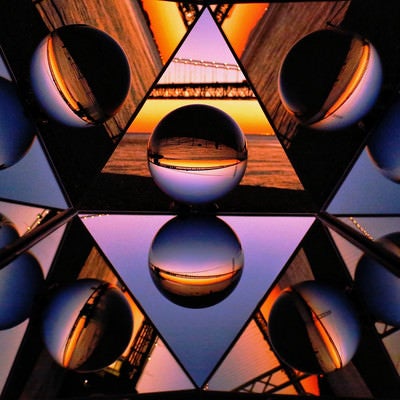 夕焼けを映した反射鏡とガラス玉の万華鏡の写真