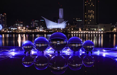 兵庫の夜景に浮かび上がる紫色の光と水晶玉の写真