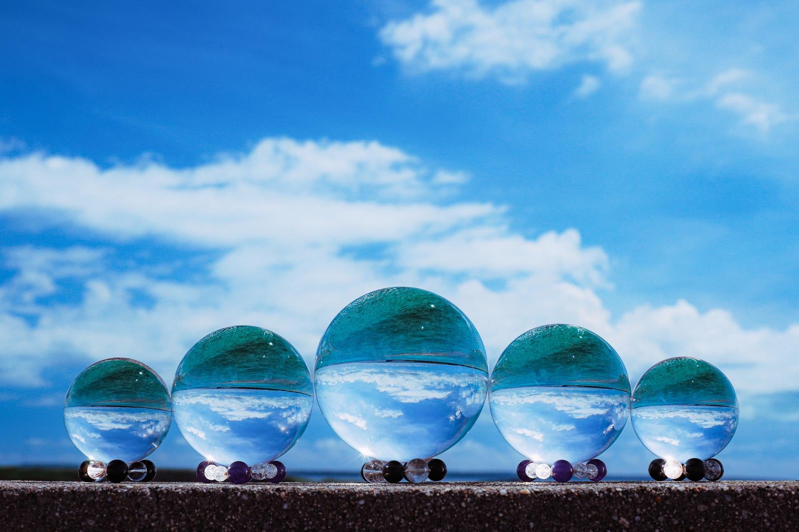 「ガラス玉を通じた宮古島の空」の写真