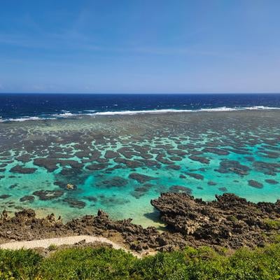 沖縄県宮古島 海岸から水平線の写真
