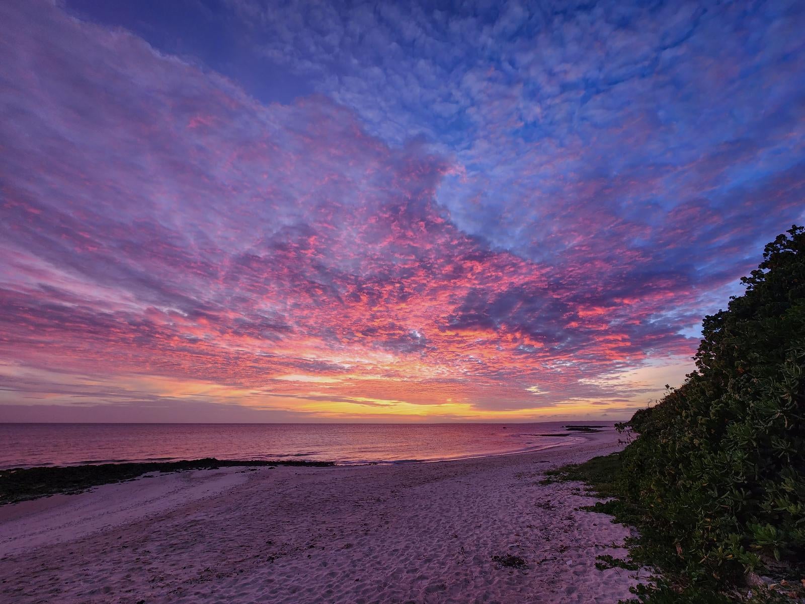 「宮古島の日没の海岸」の写真