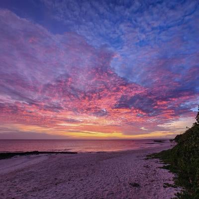 宮古島の日没の海岸の写真