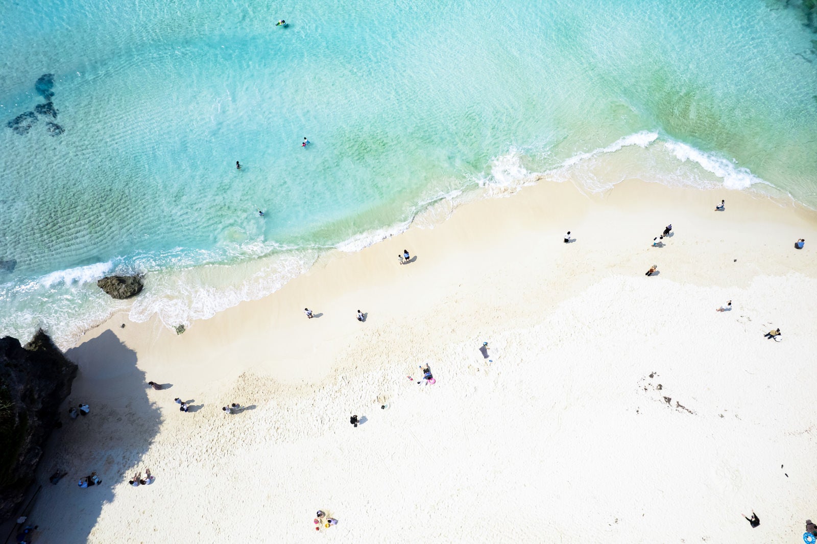 「夏休みの観光客と砂山ビーチ」の写真