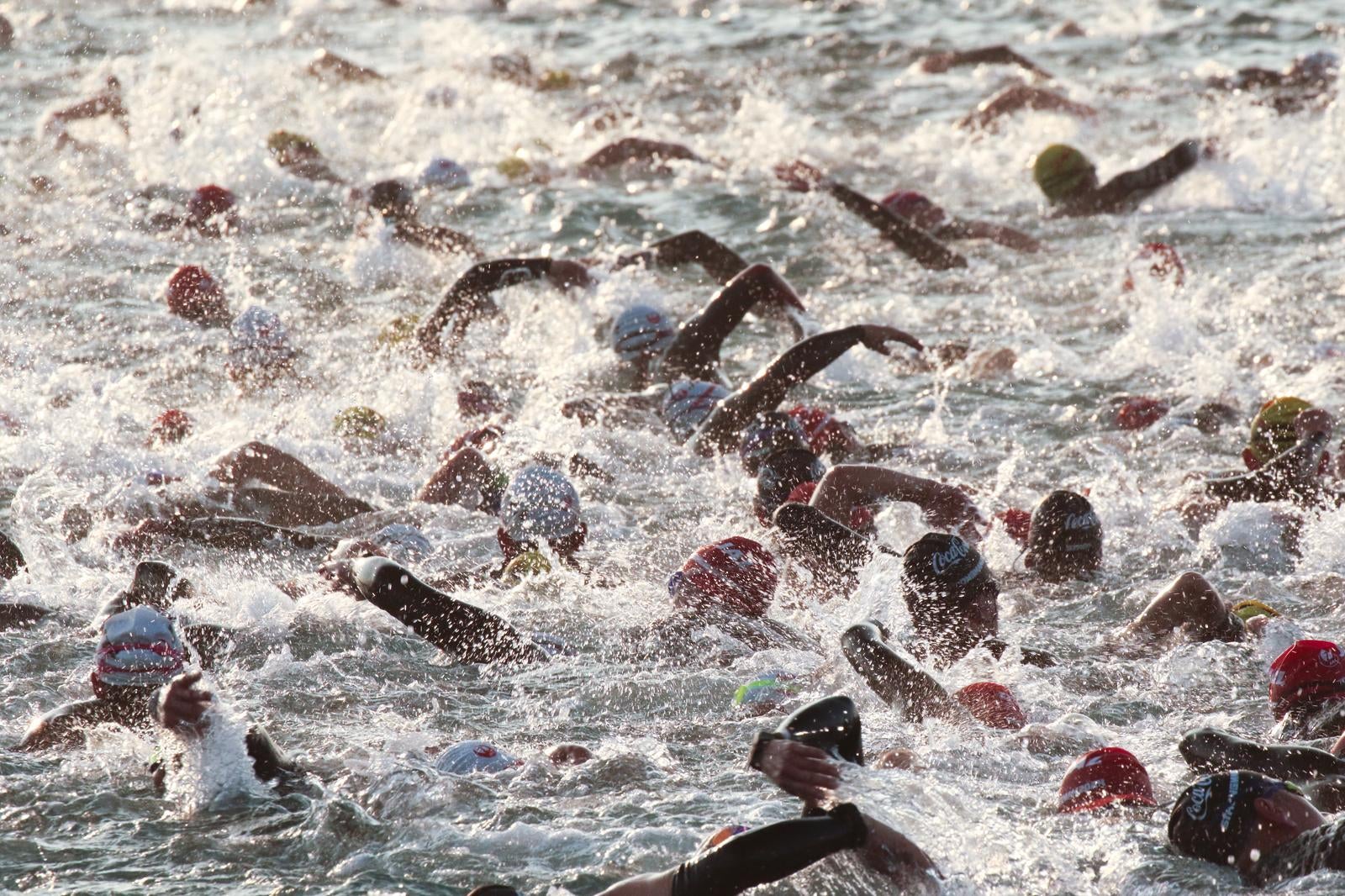 「スイムで激しく競う選手達と立ち上がる水しぶき」の写真