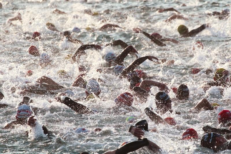 スイムで激しく競う選手達と立ち上がる水しぶきの写真