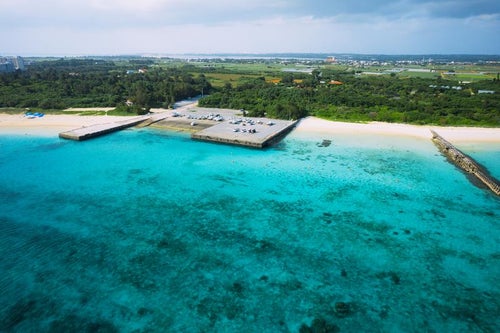 前浜ビーチの駐車場の海水浴場の空撮の写真