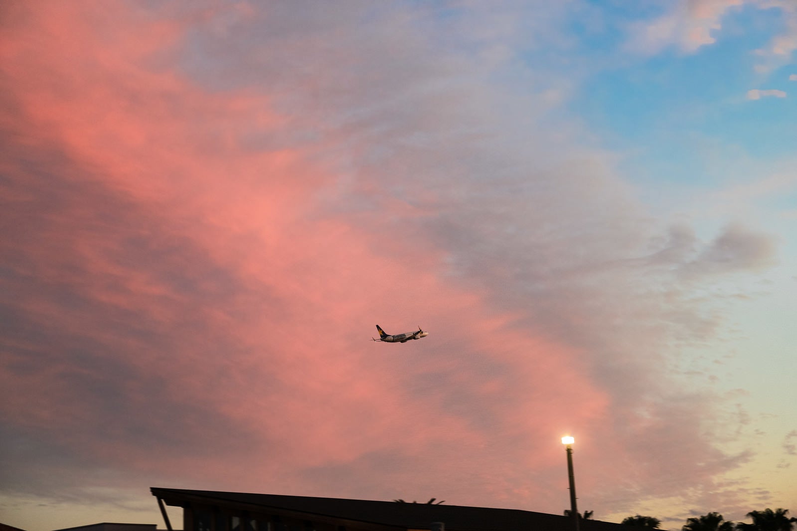 「夕焼け雲と飛び立つ旅客機」の写真