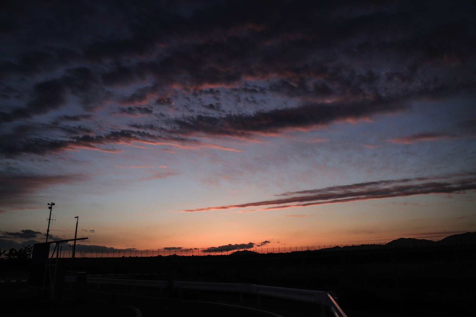 「日没前の焼けた空」の写真
