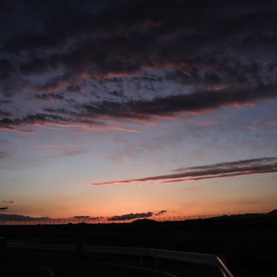 日没前の焼けた空の写真