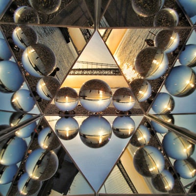 反射鏡に映る無数の水晶玉（万華鏡）の写真