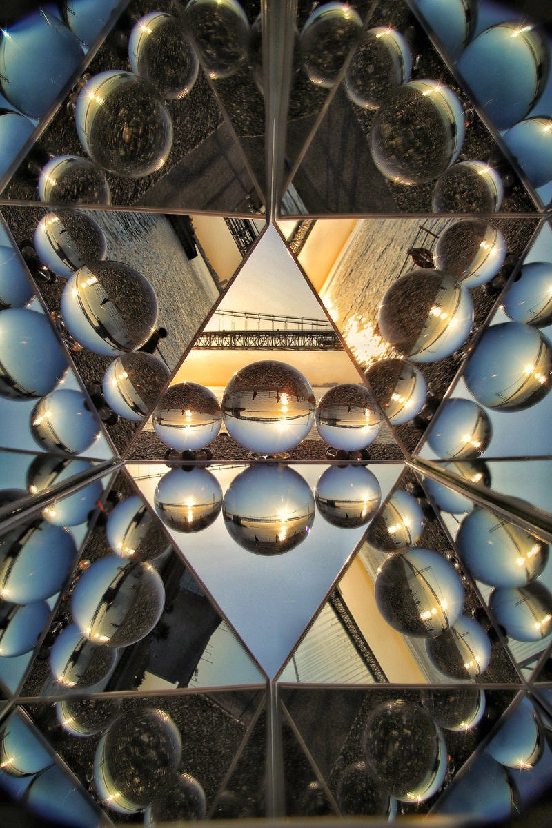 「反射鏡に映る無数の水晶玉（万華鏡）」の写真