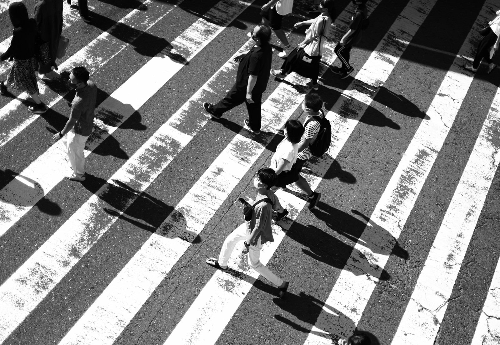 「横断歩道を行き交う人々」の写真