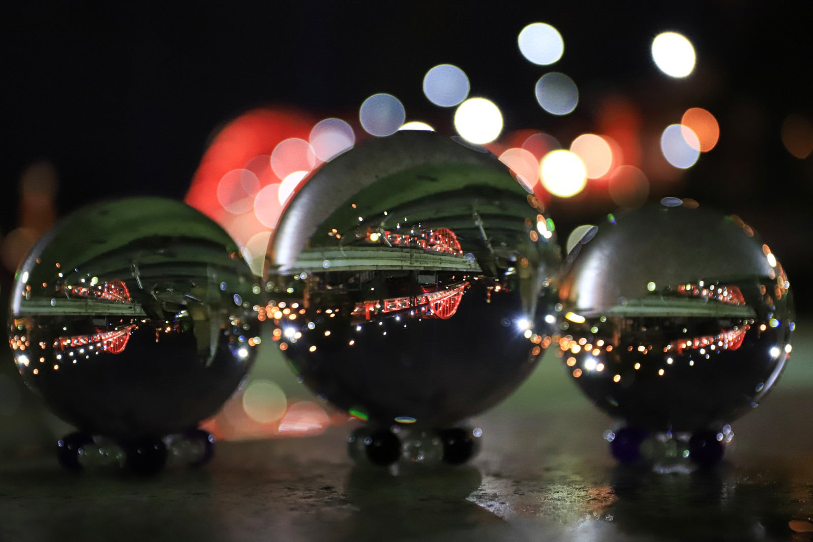 「ライトアップされた神戸大橋の前に並べた水晶玉（兵庫県神戸市中央区）」の写真