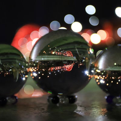 ライトアップされた神戸大橋の前に並べた水晶玉（兵庫県神戸市中央区）の写真