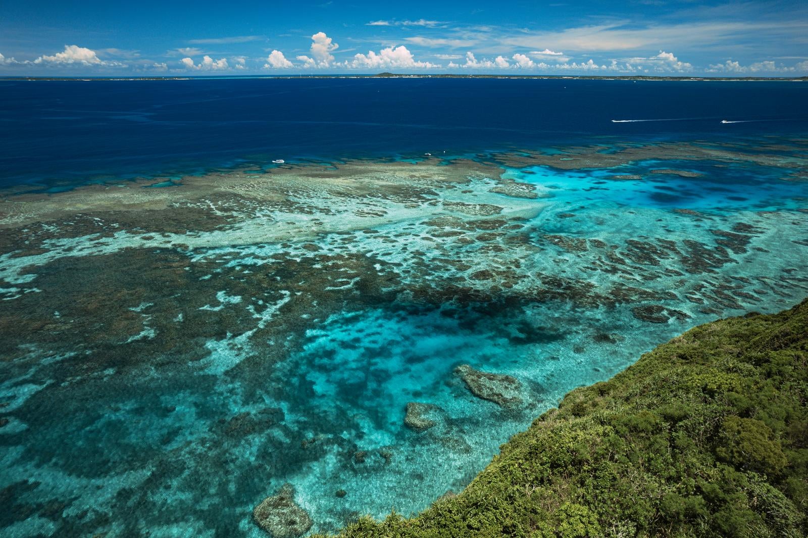 「宮古島の透き通る海とサンゴ礁」の写真