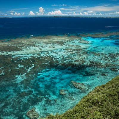 宮古島の透き通る海とサンゴ礁の写真