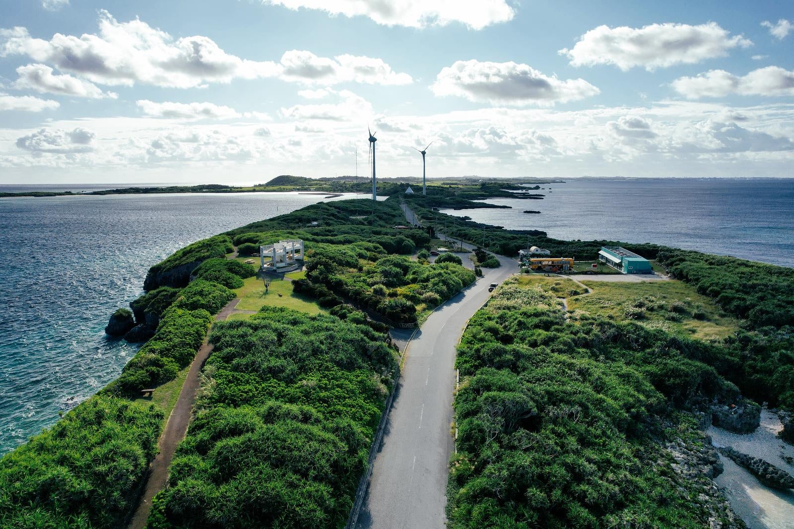 「風車が並ぶ西平安名崎と宮古島の青い海」の写真