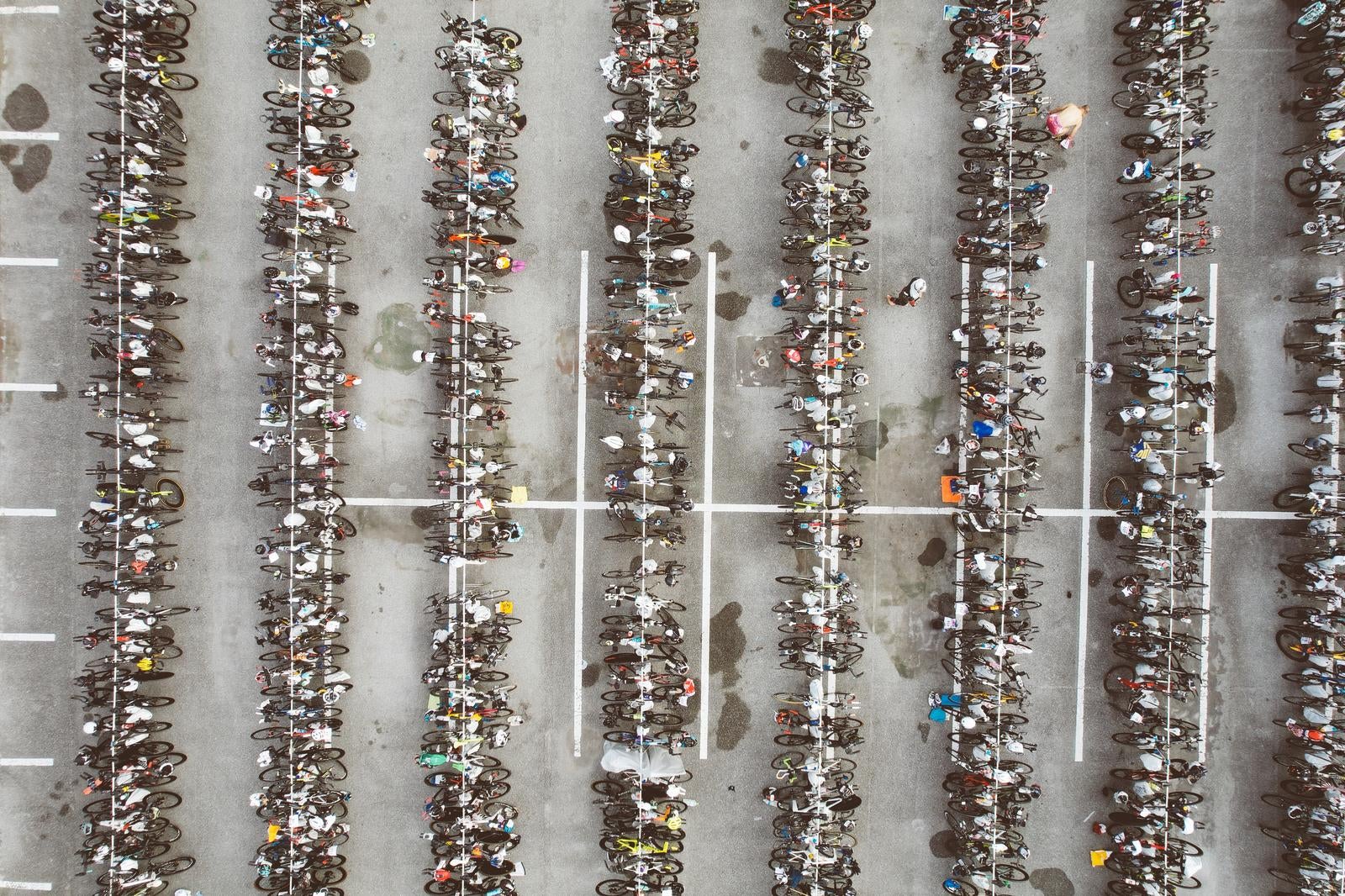 「俯瞰して見るトライアスロンバイクの駐輪風景」の写真