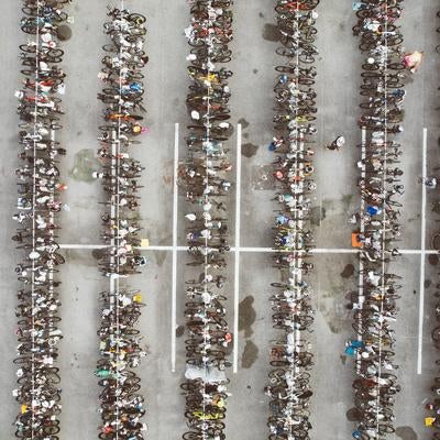 俯瞰して見るトライアスロンバイクの駐輪風景の写真