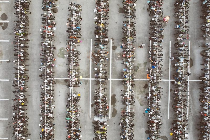 俯瞰して見るトライアスロンバイクの駐輪風景の写真