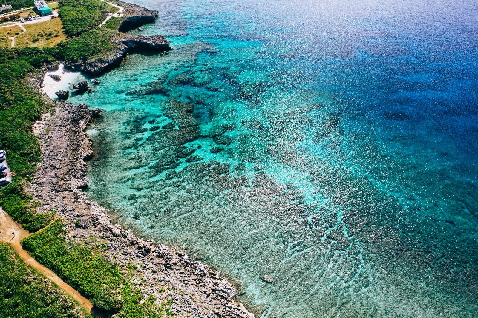 「宮古島の透明度の高いエメラルドグリーンの海」の写真