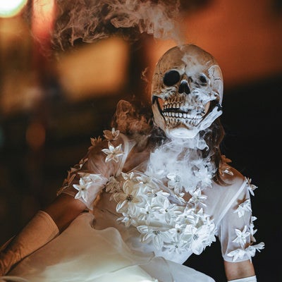 ウェディングドレス姿の骸骨女子の写真