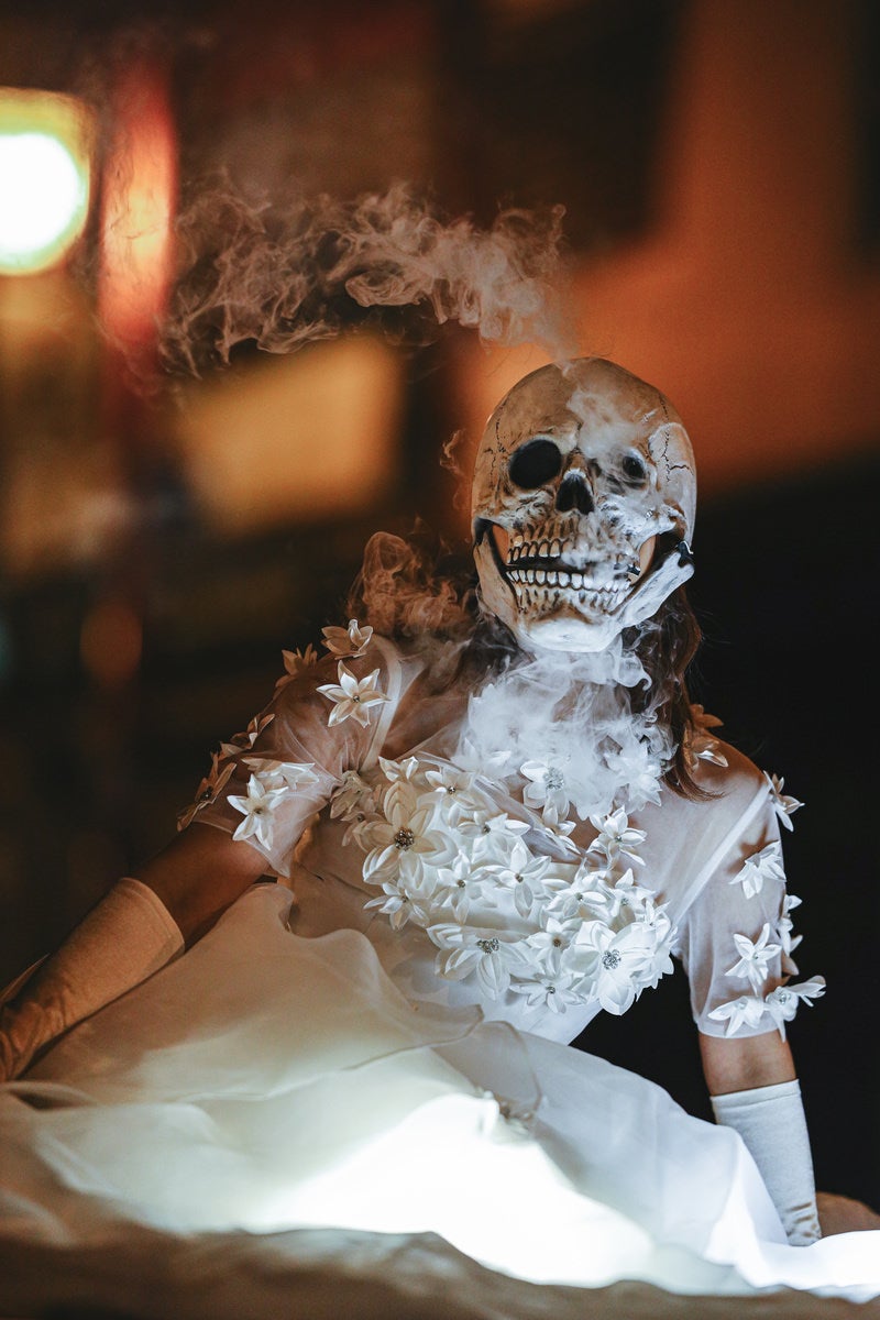 「ウェディングドレス姿の骸骨女子」の写真［モデル：モデルリリース］