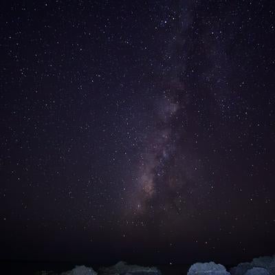 宮古島の海岸から撮影した星空（天の川）の写真